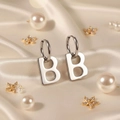 Orecchini a cerchio lettera B color argento lucido su seta beige con perle vere - Argento