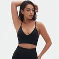 Detailopname van zwarte naadloze yogaset met V-hals sportbeha en legging met hoge tailleband - S / Zwart