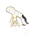 Creatieve emaille pinguïn broche met telescoop en sterren op witte reflecterende basis - Telescoop Pinguïn Stijl (CC2066)