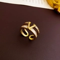 Anello a doppia fila a V placcato oro con zirconi su sfondo in pelle marrone - Stile Pavé a V / 1# Anello-Oro-Placcato oro vero
