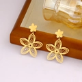 Dettaglio di eleganti orecchini a fiore traforato in oro 18K su cornice in legno minimal - Oro