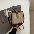 Borsa a secchiello chic in tela beige e pelle marrone con finiture metalliche dorate - Bianco & Marrone (Senza Pendente)