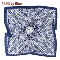 Vista detallada del pañuelo cuadrado de seda azul marino con estampado paisley - Azul marino