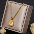 Vintage goldene Edelstahl-Münzhalskette mit Queen Elizabeth II Profil-Anhänger im Detail - Vintage Münze / Gold