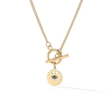 Detail van gouden boze oog hanger met blauw emaille en handige toggle sluiting - Boze Oog Stijl