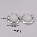 Detailansicht der silbernen hohlen Creolen mit Größenangaben 3,9 cm mal 3,8 cm - Groß / Silber