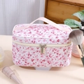 Blumige Kulturtasche mit rosa Blüten und weißem Griff für die Reiseaufbewahrung - Weiß und Rosa Floral