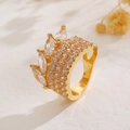 Goldener Kronenring mit Marquise-Zirkonia und Pavé-Steinen auf warmem Hintergrund - Dreischichtiger Marquise-Zirkon (G-450)