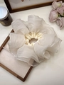 Coletero gigante de organza blanca y seda crema con diseño elegante de volantes - Extragrande / Blanco