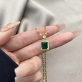 Détail d'un pendentif émeraude avec pavé de diamants sur une chaîne dorée élégante - 0628-Or Rectangulaire Vert Foncé