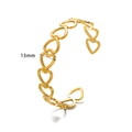 Detailansicht eines goldenen Edelstahl-Armreifs mit 13 mm hohlen Herzmustern - 1385-13mm Hohles Herz