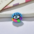 Bunte Regenbogen-Harzperle mit Bösem Blick für DIY-Schmuck auf weißem Grund - Blauer Regenbogen