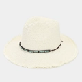 Dettaglio cappello di paglia bohémien con bordi sfilacciati e fascia decorativa in perline - Taglia unica / Avorio