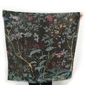 Bufanda de satén ligera con estampados vintage de flores y pájaros para mujer - Patrón de flores y pájaros marrón oscuro (PB80029-1)