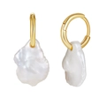 Primer plano de pendientes de perlas barrocas con elegantes aros dorados en par - Estilo Perla Barroca (11-12mm)