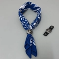 Blaues amerikanisches Vintage-Baumwoll-Bandana mit weißem Muster und silberner Schnalle - Schal-Set / Blaue Seefahrt mit Sternschnalle