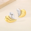 Détail de boucles d'oreilles en forme de cœur avec une finition bicolore or et argent - Demi-Coeur Or Argent (KE114949-KFC)