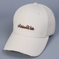 Detaillierte Nahaufnahme der beigen Baumwoll-Baseballkappe mit Stickerei und ausgefranster Krempe - M (56-58cm) / Beige