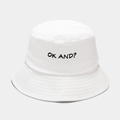Dettaglio del ricamo nero OK AND? su un cappello alla pescatora bianco in cotone - M (56-58cm) / Bianco