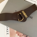 Détail de la ceinture large en cuir marron vintage avec bande élastique et boucle dorée - Style à boucle carrée géométrique marron foncé