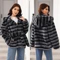 Cappotto donna in finta pelliccia con cappuccio a righe sfumate grigie e cintura - S / Righe Nero Grigio