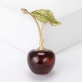Lindo broche de cereza con fruta de resina rojo oscuro y hoja de metal dorada para abrigo - Rojo Oscuro