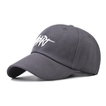 Gros plan détaillé de la broderie 3D Heart sur casquette en coton gris foncé - Réglable / HEART Gris