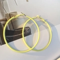 Grandes boucles d'oreilles créoles jaunes mates sur fond de magazine minimaliste - Peinture Caoutchouc Vert Avocat