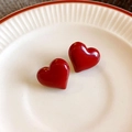 Gros plan de boucles d'oreilles cœurs rouges brillants sur une assiette blanche - 12# Tige d'oreille en argent sterling 925 - Rouge Foncé - Cœur