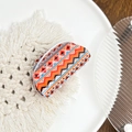 Haarklammer im Boho-Stil mit orange-blauem Punktmuster auf weißer geflochtener Matte - Gewelltes Weiß-Orange