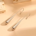 Dettaglio di orecchini a goccia in argento con finitura in metallo spazzolato e lucido - Color Acciaio