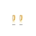 Dettaglio di orecchini huggie dorati da 6mm con una fila di zirconi cubici trasparenti - Diametro Interno 6mm / Oro