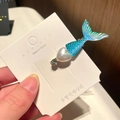 Dettaglio del fermaglio a sirena con coda blu sfumata e perla su clip dorata - 4# Coda di Sirena Cuore - Bianco