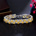 Dettaglio macro del bracciale in zircone giallo con pietre tonde su base argento - Giallo