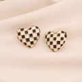 Dettaglio di orecchini a cuore con motivo a scacchi, placcatura in oro e smalto - Stile Cuore a Scacchi Bianco e Nero / Bianco e Nero