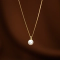 Elegante collana a catena veneziana dorata con un ciondolo di perla bianca tonda - Oro