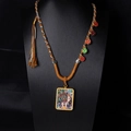Collar Thangka tibetano con colgante de Zaki Lhamo en cordón trenzado de color café - Diosa Zaki Lhamo-Base Verde