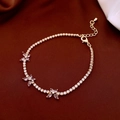 Dettaglio di un bracciale a farfalla dorato con zirconi lilla e chiusura a moschettone regolabile - Oro-Viola