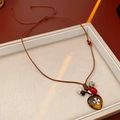 Detalle de colgante de corazón con cruz de plata y cuentas de madera de colores - Estilo de Corazón de Ojo de Tigre Cruz