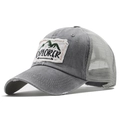 Dettaglio del cappello trucker grigio con patch EXPLORER e visiera con strappi - Grigio