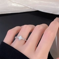 Detailansicht eines silbernen Sternrings mit weißer Muscheinlage am Finger getragen - Einstellbar Offen / Weißer Perlmutt Stern Stil (JZ4316)