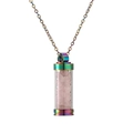 Regenboog rvs parfumfles ketting met roze kristallen stenen op een witte achtergrond - Rozenkwarts Steentjes