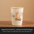 Tazza in ceramica Ru-kiln con gatto arancione e magnolia su superficie in legno - Imballaggio Semplice / Magnolia Gatto Che Guarda in Alto