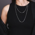 Collana a doppio strato in acciaio al titanio argento indossata su modello nero - Collana a Serpente Quadrata Lunga 120cm / Argento