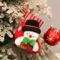 Detalle de calcetín navideño rojo con diseño de muñeco de nieve y bordado dorado Merry Christmas - Muñeco de nieve con estampado de letras