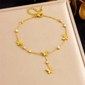 Dettaglio di un bracciale a farfalla dorato con zirconi chiari su una scatola beige - Stile Farfalla (B1553)