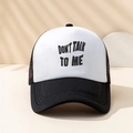 Vista frontal de la gorra trucker blanca y negra con eslogan Don't Talk To Me impreso - Talla única / Negro
