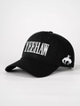 Dettaglio di un cappello nero con ricamo YEEHAW bianco e silhouette di cowboy - Taglia unica / Nero