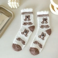Weiße flauschige Korallenfleece-Socken mit Bärenmuster für warme Winternächte - Zwei kleine Bären
