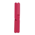Dessous de plat pliable en silicone rose foncé en état de rangement compact sur fond blanc - Rouge